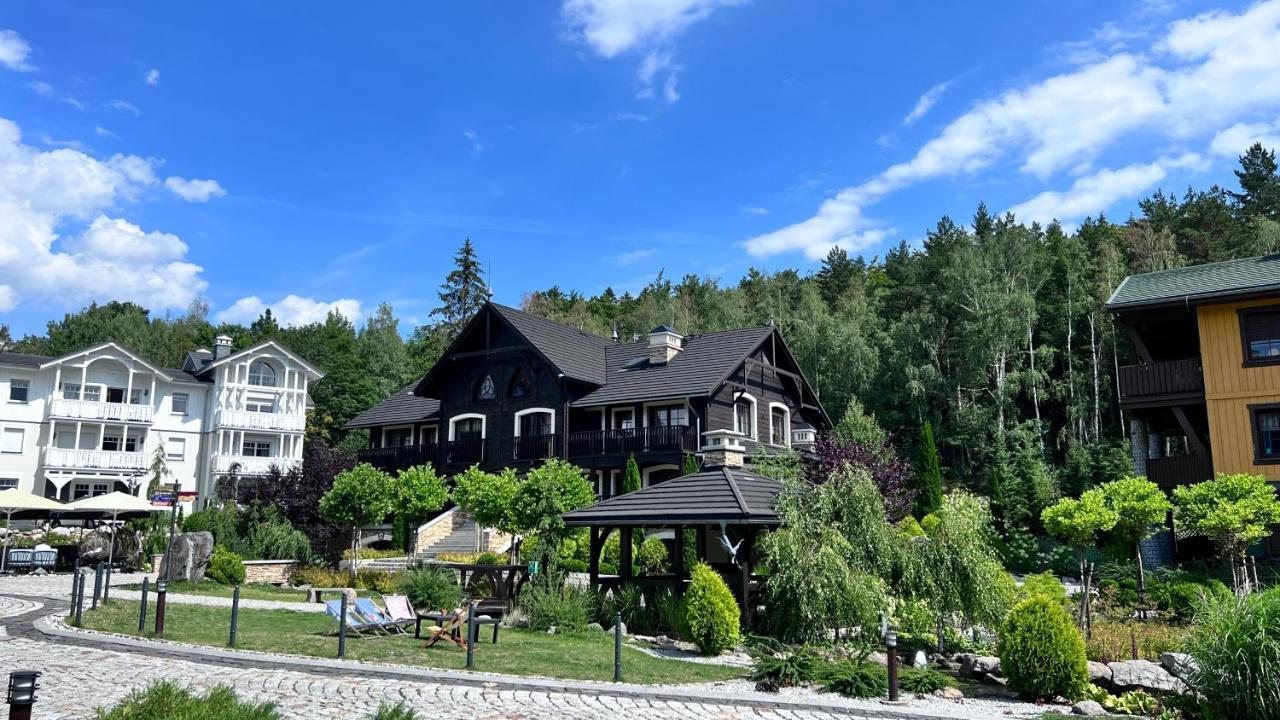 Viking Valley Suite: Garden Terrace, Garage & Wellness Access Apartment *