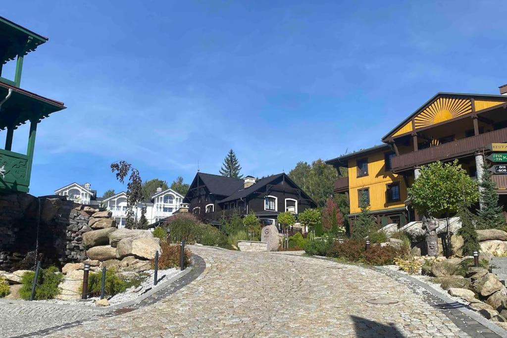 Viking Valley Suite: Garden Terrace, Garage & Wellness Access Apartment