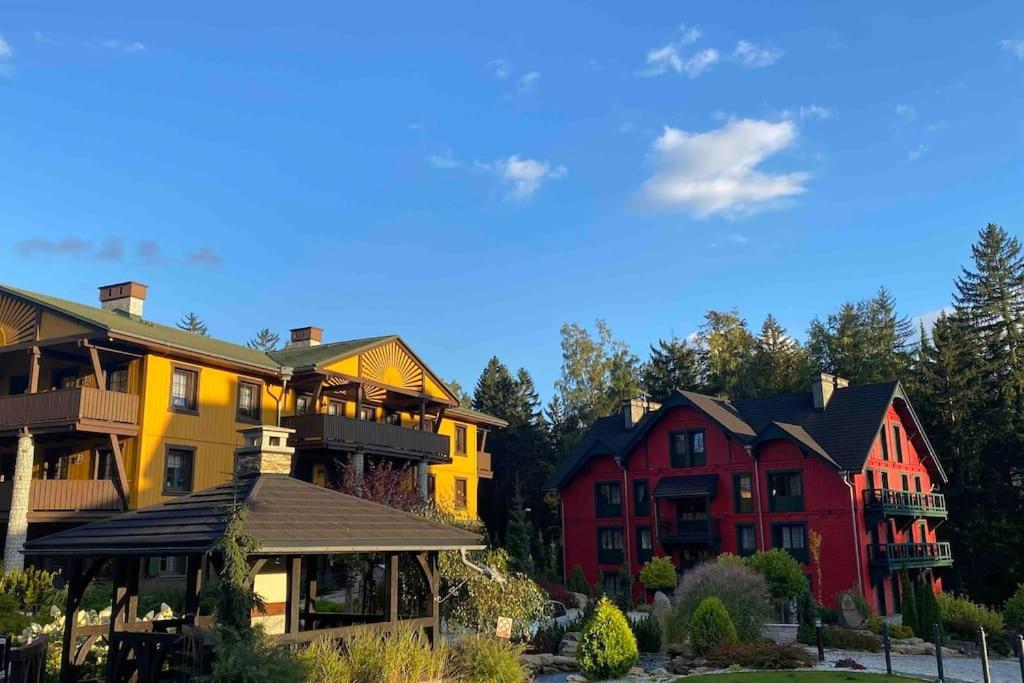Viking Valley Suite: Garden Terrace, Garage & Wellness Access Apartment