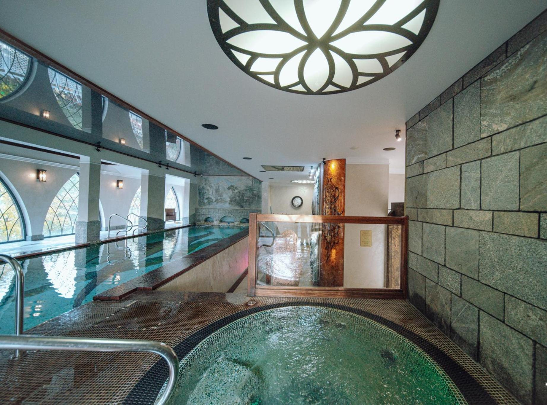 Viking Valley Suite: Garden Terrace, Garage & Wellness Access Apartment *