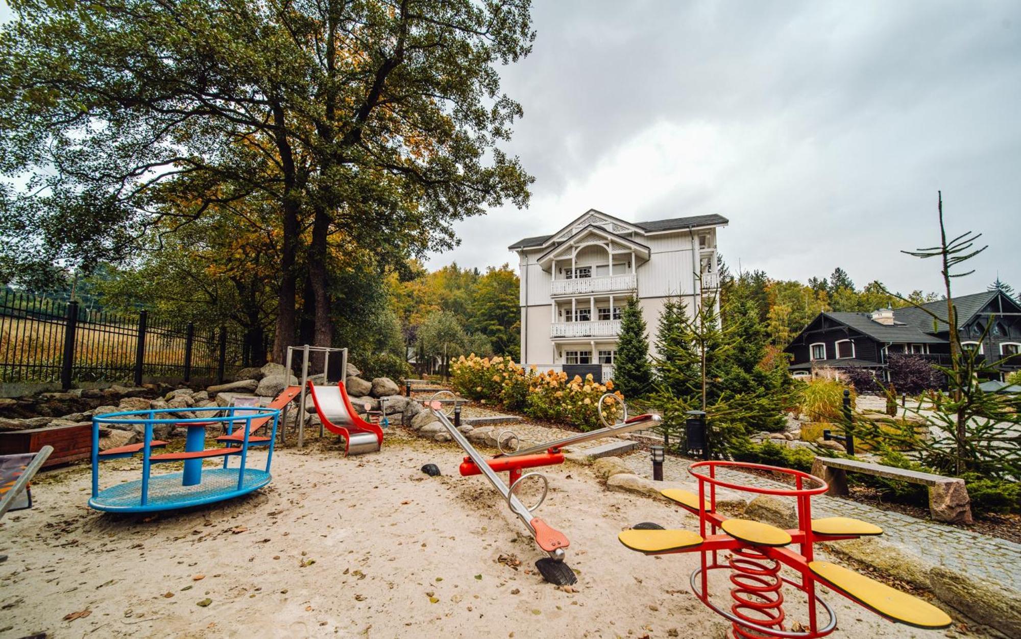 Viking Valley Suite: Garden Terrace, Garage & Wellness Access Apartment