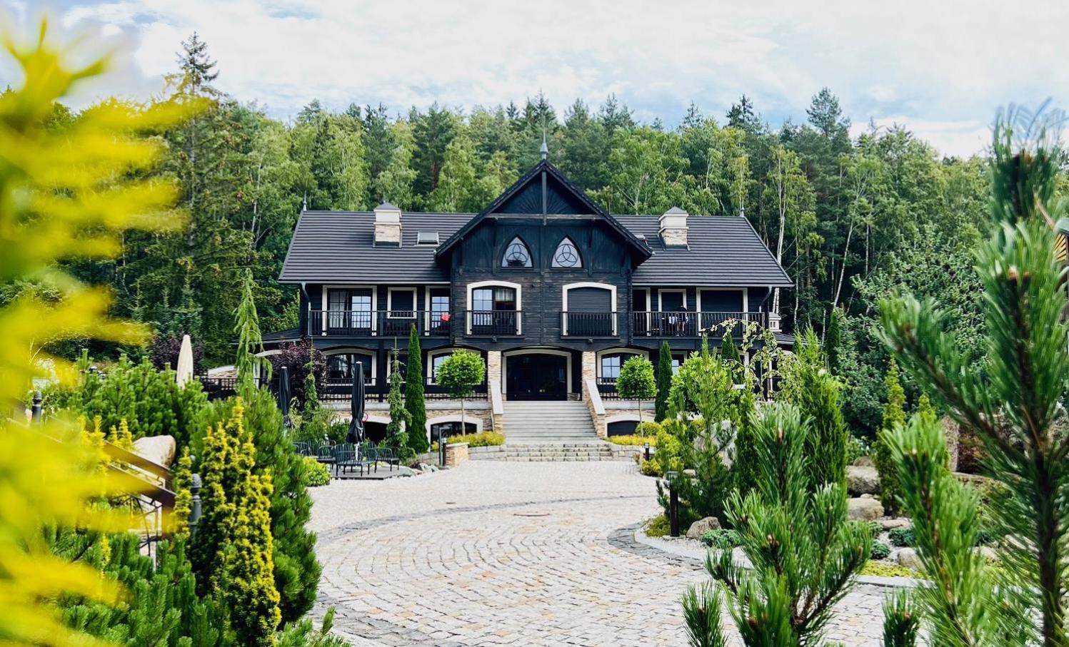 Viking Valley Suite: Garden Terrace, Garage & Wellness Access Apartment *