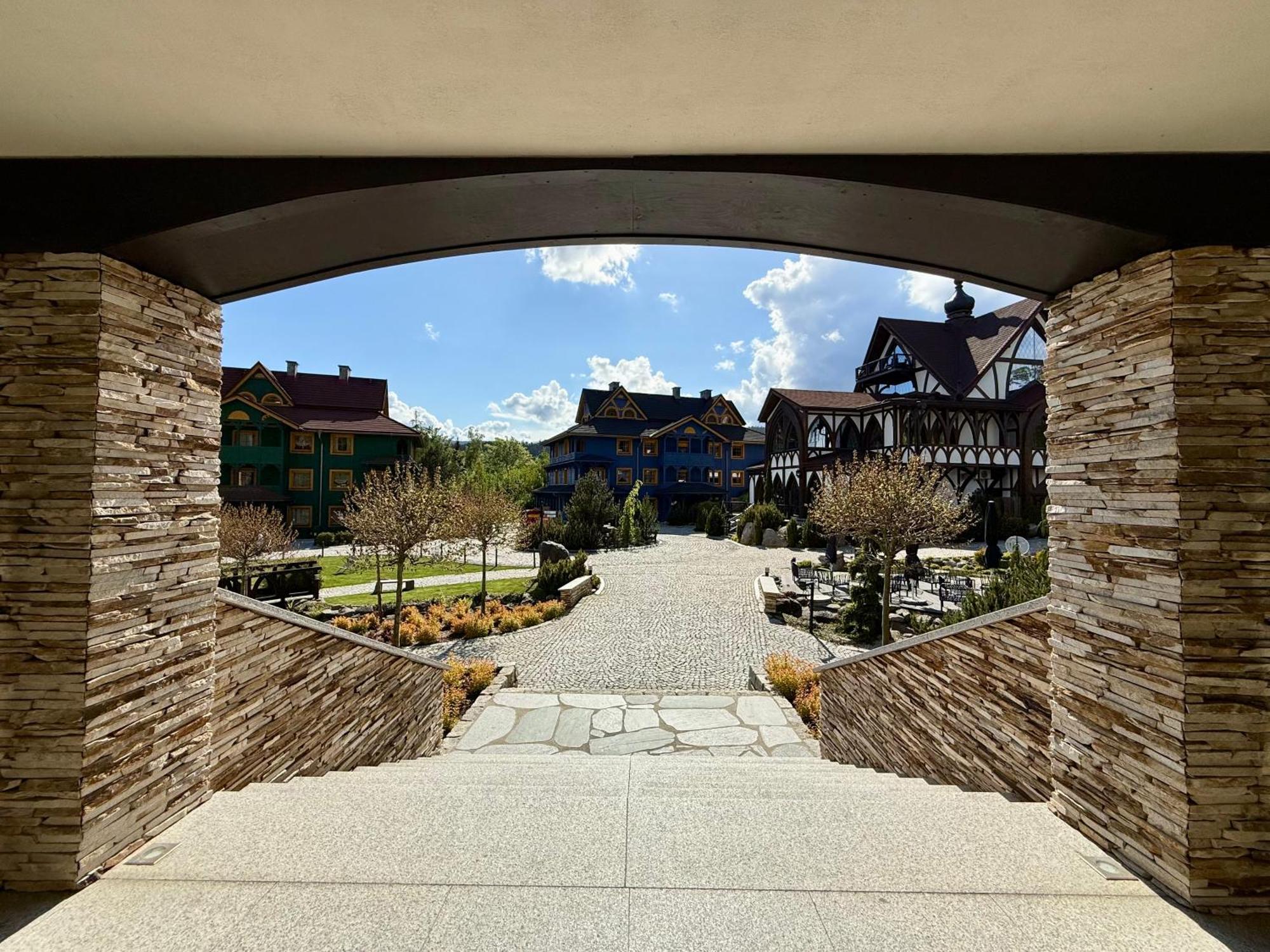 Viking Valley Suite: Garden Terrace, Garage & Wellness Access *