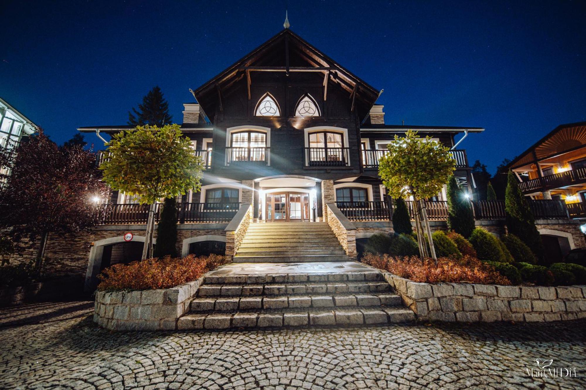 Viking Valley Suite: Garden Terrace, Garage & Wellness Access Apartment *
