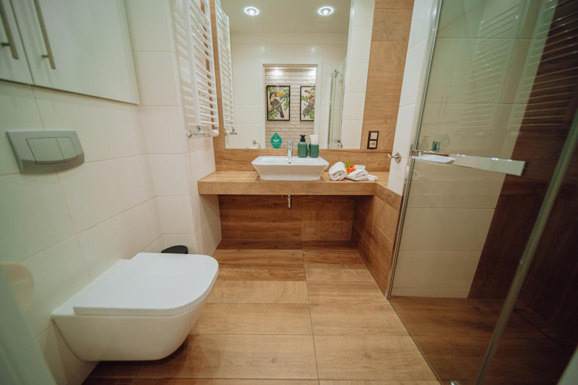 Viking Valley Suite: Garden Terrace, Garage & Wellness Access Apartment *